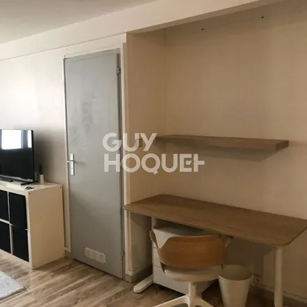 Rent this 2 bed apartment on 10 Cité de Nantes in 33000 Bordeaux, France