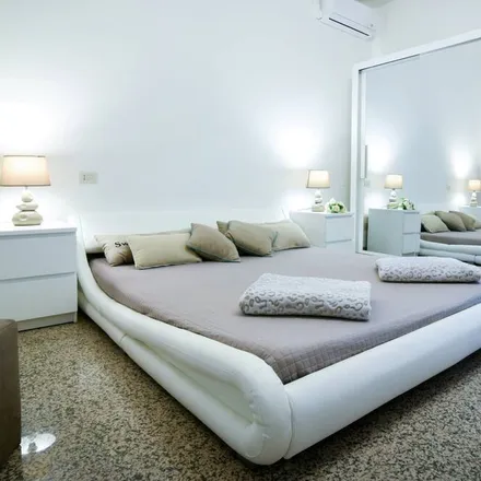 Rent this 3 bed apartment on 37014 Castelnuovo del Garda VR