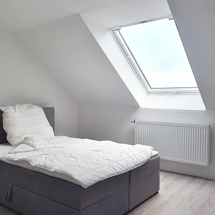 Rent this 1 bed apartment on Roßdorfer Straße 5 in 60385 Frankfurt, Germany