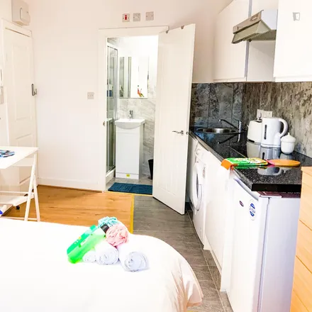 Rent this studio apartment on Subway in Cricklewood Broadway, London