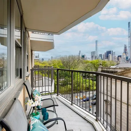 Buy this studio apartment on 80 CENTRAL PARK WEST 8D in New York