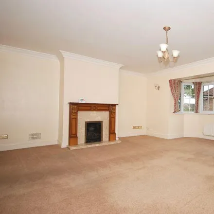 Image 2 - Southway Drive, Yeovil, BA21 3QJ, United Kingdom - House for rent