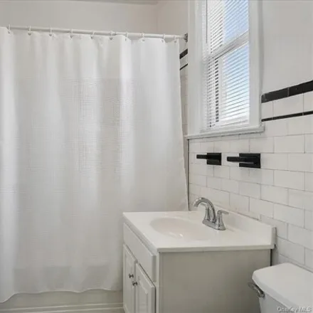 Image 4 - 1869 Mayflower Avenue, New York, NY 10461, USA - House for sale