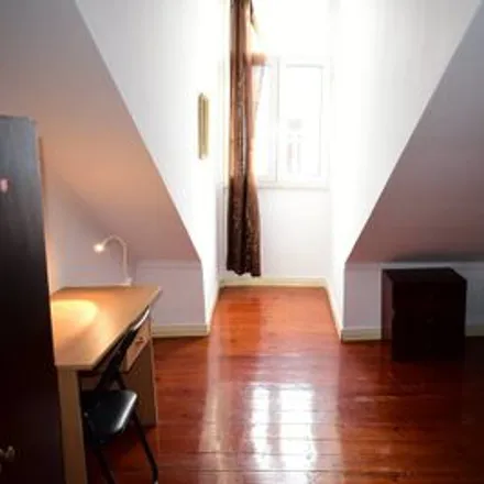 Rent this 5 bed room on Rua Andrade