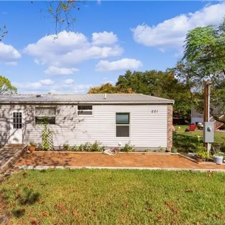 Buy this studio apartment on 221 Skyline Drive in Lady Lake, FL 32159