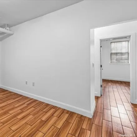 Image 7 - 30-45 Hobart Street, New York, NY 11377, USA - Apartment for sale