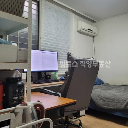 Rent this studio apartment on 서울특별시 서초구 방배동 921-6