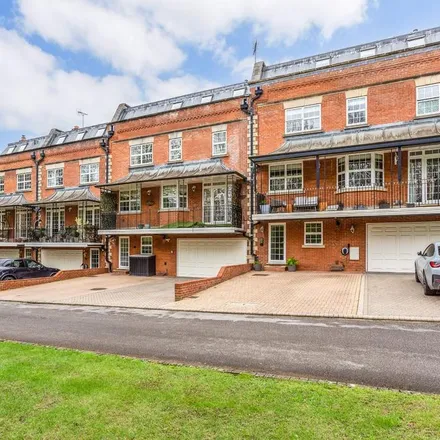 Rent this 5 bed townhouse on Marist Senior School in Kings Road, Ascot