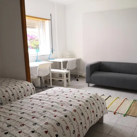 Rent this 5 bed room on R Eng Franc Anjos Diniz Fte Igreja in Rua Francisco Anjos Diniz, 2775-515 Parede