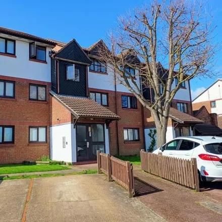 Image 1 - Armada Court, Grays, Essex, Rm16 - Apartment for sale