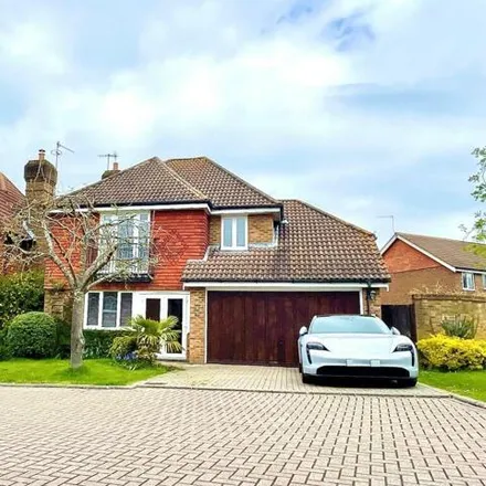 Rent this 4 bed house on Lincolns Mead in Lingfield, RH7 6BG