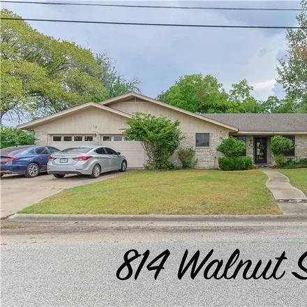 Image 1 - 814 Walnut Street, Yoakum, TX 77995, USA - House for sale