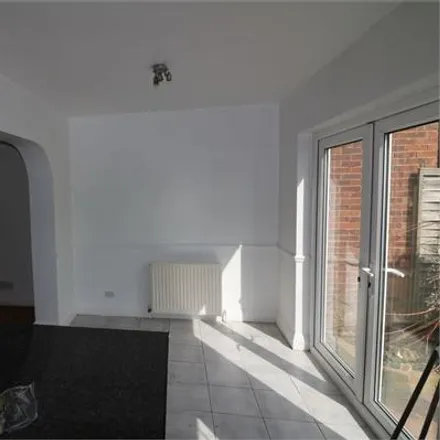 Image 4 - Monarch's Way, Waltham Cross, EN8 7TH, United Kingdom - Townhouse for rent