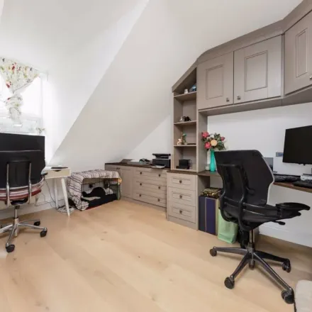 Rent this 3 bed apartment on Archway Road in London, N6 4HU