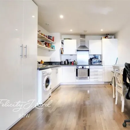 Image 3 - Suttons Wharf South, Palmers Road, London, E2 0TA, United Kingdom - Apartment for rent