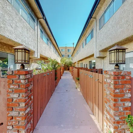 Image 2 - 1838 Barry Avenue, Los Angeles, CA 90025, USA - Townhouse for sale