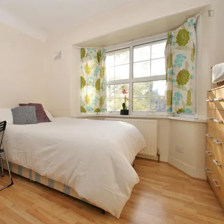 Rent this 5 bed room on 31 Foliot Street in London, W12 0BQ