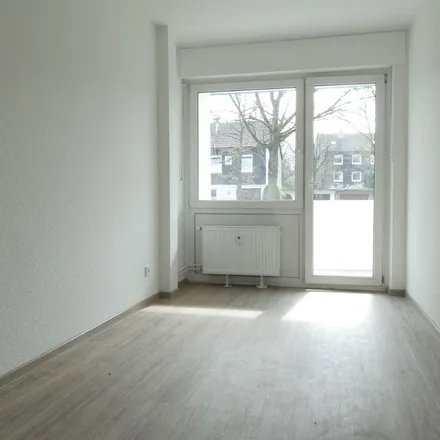 Rent this 4 bed apartment on Quellstraße 26 in 46117 Oberhausen, Germany