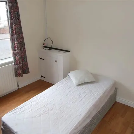 Rent this 6 bed apartment on Ridgeway Street in Belfast, BT9 5FB