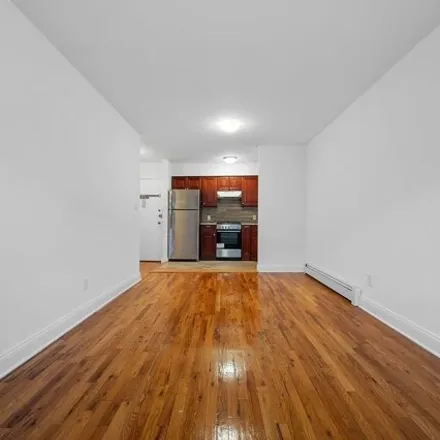 Image 7 - 61-38 169th Street, New York, NY 11365, USA - House for sale
