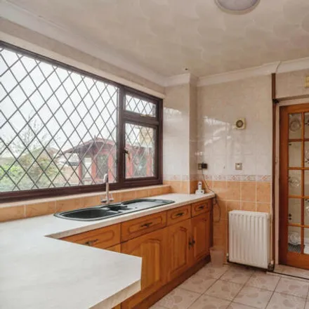 Image 3 - Windsor Way, Rayleigh, SS6 8PF, United Kingdom - House for sale