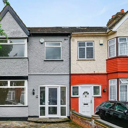 Rent this 3 bed townhouse on Cambridge Road in Seven Kings, London
