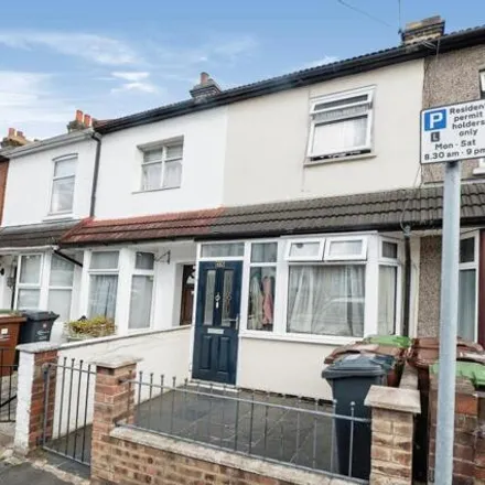 Buy this 3 bed townhouse on Kennedy Road in London, IG11 7YG