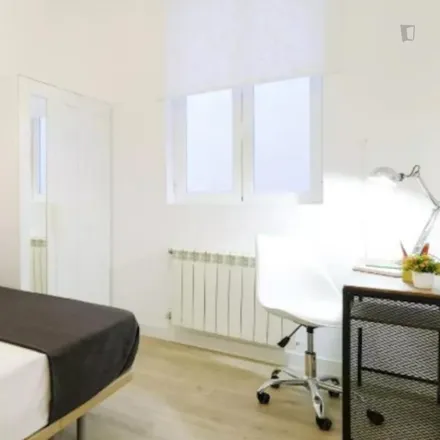 Rent this 5 bed room on Madrid in Calle de Argensola, 3