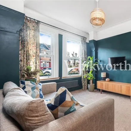 Rent this 3 bed townhouse on Hewitt Avenue in London, N22 6QE