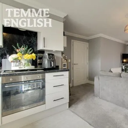 Image 4 - Golden Jubilee Way, Wickford, SS11 8AW, United Kingdom - Apartment for sale