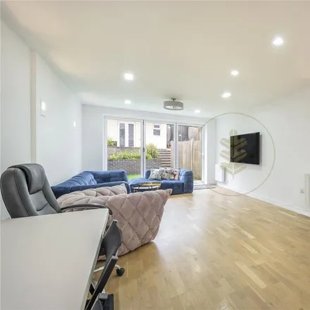 Image 3 - St Mary's Crescent, London, NW4 4LJ, United Kingdom - Apartment for rent