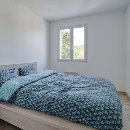 Rent this 5 bed townhouse on 78270 Limetz-Villez