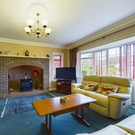 Image 3 - Coombe Rise, Worthing, BN14 0ED, United Kingdom - House for sale