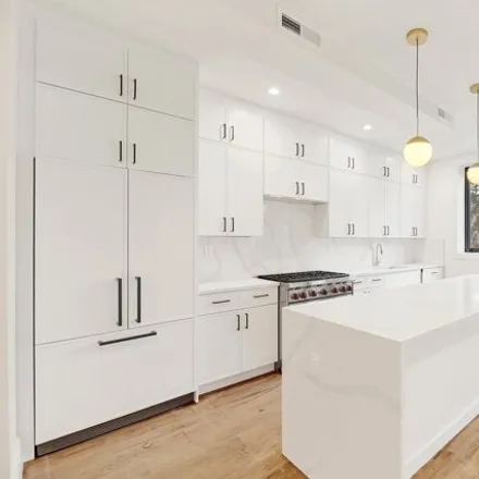 Image 3 - 224 Grant Avenue, New York, NY 11208, USA - Townhouse for sale