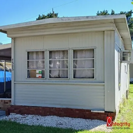 Buy this studio apartment on 7547 December Drive in Port Richey, FL 34668