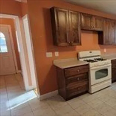 Image 1 - 13 Fairbanks Street, Vernon Hill, Worcester, MA 01655, USA - Apartment for rent