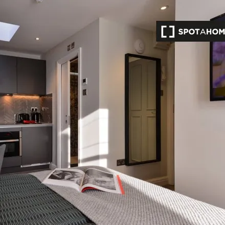 Rent this studio apartment on NatWest in 48 Notting Hill Gate, London