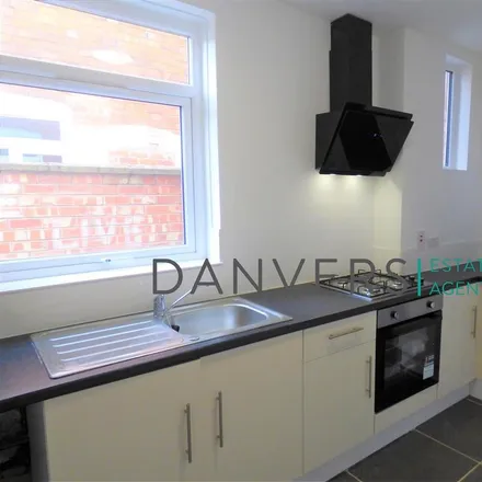 Rent this 4 bed townhouse on De Montfort University in Castle View, Leicester