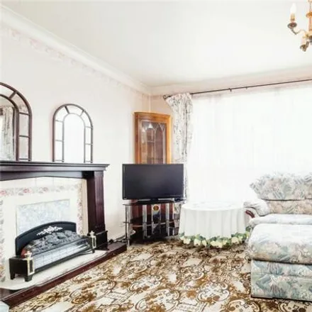 Image 3 - 38 Limes Avenue, Grange Hill, Chigwell, IG6 2FN, United Kingdom - Townhouse for sale