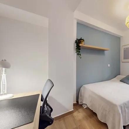 Rent this 6 bed room on carrer Jorge Juan in 41, 03205 Elx / Elche