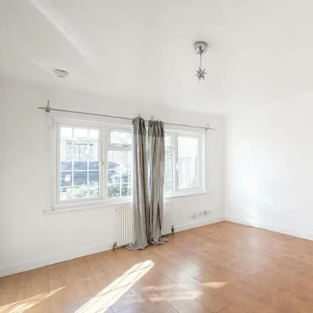 Image 5 - Clitterhouse Road, London, NW2 1DG, United Kingdom - House for rent