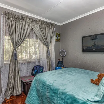 Rent this 2 bed townhouse on Sunnyside Road in Lyndhurst, Johannesburg