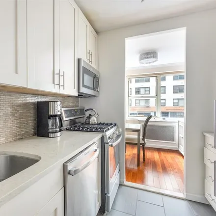 Image 4 - 233 EAST 69TH STREET 2I in New York - Apartment for sale