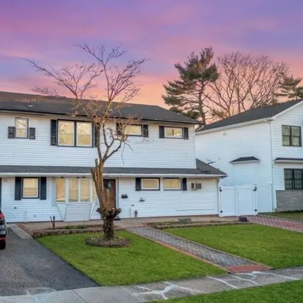 Rent this 3 bed apartment on 114 Southwood Circle in Syosset, NY 11791