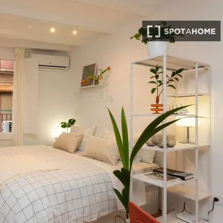 Rent this studio apartment on Carrer de la Princesa in 33, 08003 Barcelona