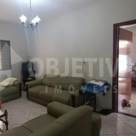 Buy this 3 bed house on Avenida Antônio Thomaz Ferreira de Rezende in Marta Helena, Uberlândia - MG