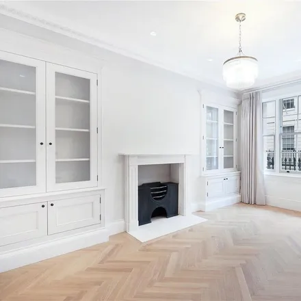 Rent this 4 bed townhouse on William Pitt Byrne Memorial Fountain in George Street, London
