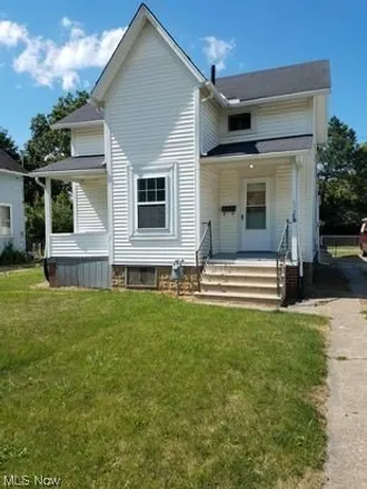 Buy this 4 bed house on 624 West 24th Street in Lorain, OH 44052