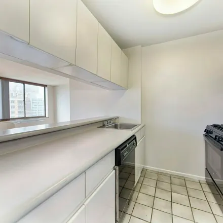 Image 4 - 236 East 47th Street, New York, NY 10017, USA - Apartment for rent