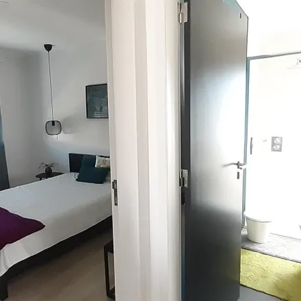 Rent this 3 bed room on Rua das Palmeiras in 2785-297 São Domingos de Rana, Portugal